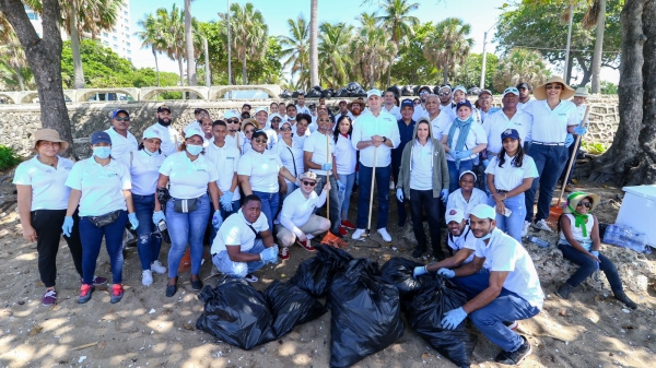 PROMESE/CAL lidera jornada de recogida de desechos en playa Güibia