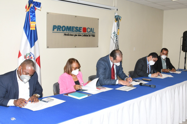 Director de Promese/Cal firma “Compromiso ético de Altos Funcionarios Públicos”